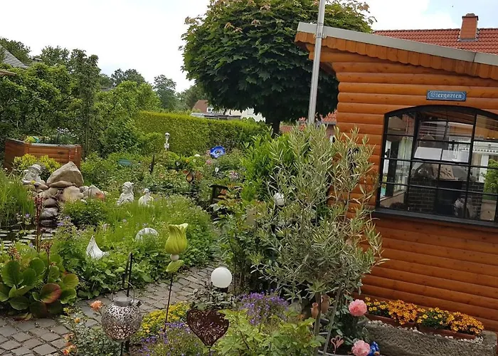 In Gartenlandschaft アパート